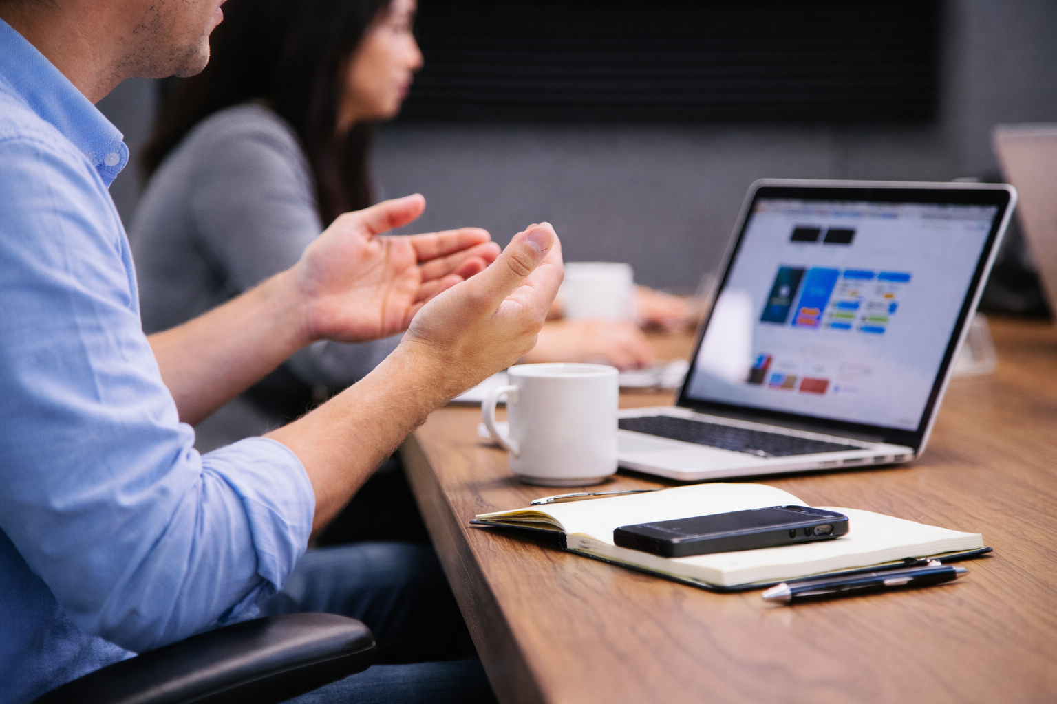 Erschöpfte Person am Schreibtisch - Energiefresser im Alltag